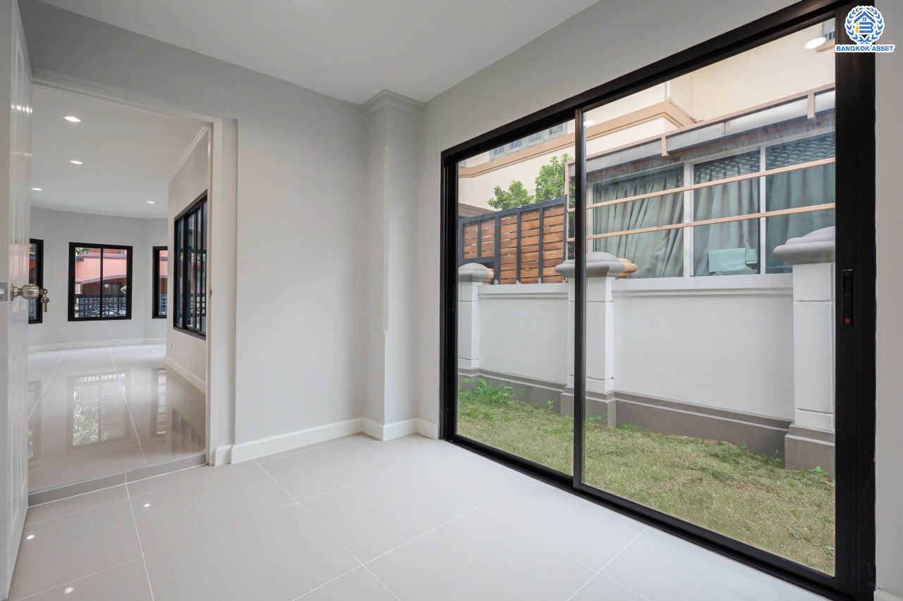 บ้านมือสองตกแต่งใหม่ ม.ภัสสร7 รัตนาธิเบศร์ พื้นที่กว้างกว่า 58.9 ตร.ว. รองรับทุกความสุข ฟังก์ชัน 3 ห้องนอน 3 ห้องน้ำ 2 ห้องอเนกประสงค์ จอดรถได้ 2 คัน บนทำเลเดินทางสะดวก ติดถนนใหญ่ ใกล้รถไฟฟ้า "สถานีบางพลู" เพียง 400 ม.